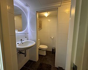 Moderne badkamer in Texel C vakantiehuis, De Koog, Texel, met douche en toilet.