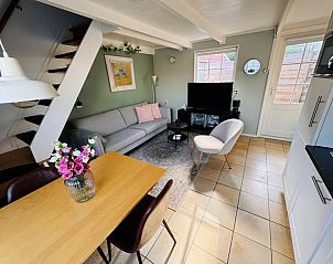 Ruime eet- en zithoek in Texel C vakantiehuis, De Koog, Texel, met veel natuurlijk licht.