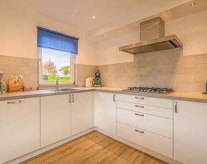 Moderne keuken van Vakantiehuis Kamperfoelie 65, De Koog, Texel met strakke afwerking en apparatuur.