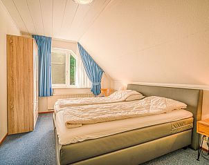 Tweede slaapkamer van Vakantiehuis Kamperfoelie 65, De Koog, Texel met ruime opbergmogelijkheden.