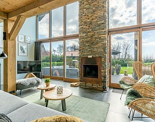 Heller und gerumiger Wohnbereich der Villa 183 mit Whirlpool in De Koog Texel, mit Blick auf den Garten.