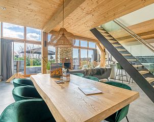 Esszimmer der Villa 183 mit Whirlpool in De Koog Texel, mit Holztisch und Blick auf die Natur.