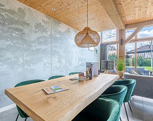 Moderner Essbereich in der Villa 183 mit Whirlpool in De Koog Texel, mit beruhigenden Wanddekorationen.