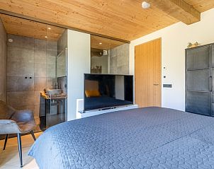 Modernes Schlafzimmer mit eigenem Bad in der Villa 183 mit Whirlpool in De Koog Texel, ausgestattet mit allen Annehmlichkeiten.