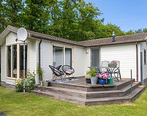 Gemtliche Terrasse am Ferienhaus in De Koog, Texel, mit bequemen Sitzgelegenheiten und Blick auf die umliegende Natur.