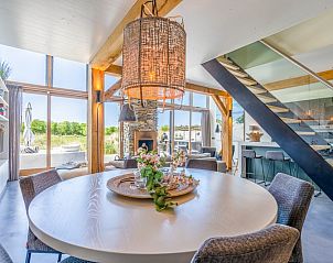 Eetkamer in Villa 193, De Koog, Texel, met ronde tafel en sfeervolle verlichting.