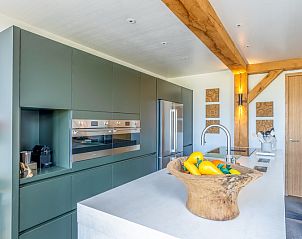 Ruime keuken in Villa 193, De Koog, Texel, met moderne apparatuur en houten accenten.