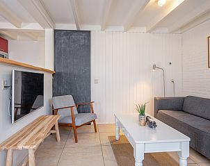 Gezellige woonkamer van vakantiehuis 32b Pollux in De Koog, Texel met comfortabele zithoek en moderne inrichting.