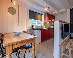 Ruime keuken in vakantiehuis 32b Pollux, De Koog, Texel, voorzien van moderne apparatuur en gezellige eethoek.