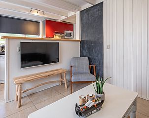 Moderne zithoek in 32b Pollux, vakantiehuis in De Koog, Texel met flatscreen-tv en gezellige sfeer.