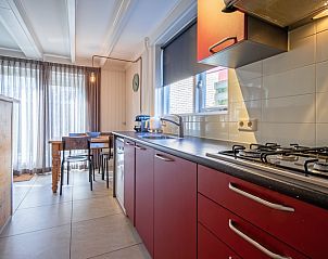 Praktische keukenopstelling in 32b Pollux, vakantiehuis in De Koog, Texel met kookplaat en moderne uitstraling.