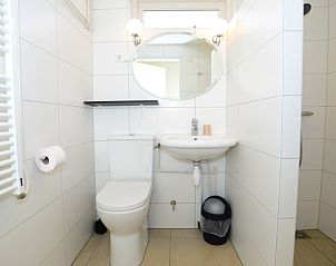 Frisse badkamer in vakantiehuis 32b Pollux, De Koog, Texel met toilet en wastafel, ideaal voor comfort op de Waddeneilanden.