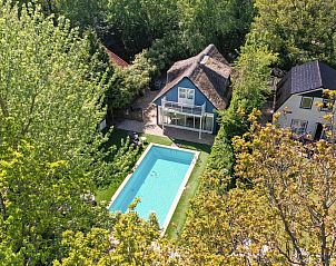 Luchtfoto van Bosrandweg 496, een vakantiehuis in De Koog, Texel met zwembad en groene omgeving.