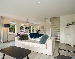 Gezellige woonkamer in Bosrandweg 496, vakantiehuis in De Koog, Texel met veel natuurlijk licht.