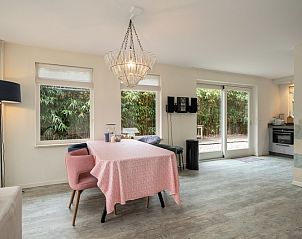 Eethoek in Bosrandweg 496, vakantiehuis in De Koog, Texel met moderne inrichting.