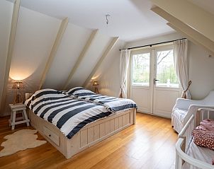 Gezellige slaapkamer in Bosrandweg 496, vakantiehuis in De Koog, Texel met uitzicht op de natuur.