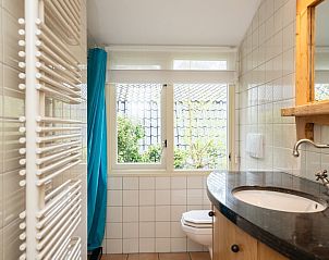 Badkamer in Bosrandweg 496, vakantiehuis in De Koog, Texel met moderne voorzieningen.