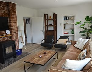 Stijlvolle woonkamer met open haard in Plevierstraat 24 - Tuunwoal, De Koog, Texel.