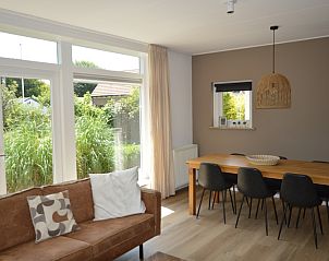 Eetkamer met houten tafel in Plevierstraat 24 - Tuunwoal vakantiehuis, De Koog, Texel.