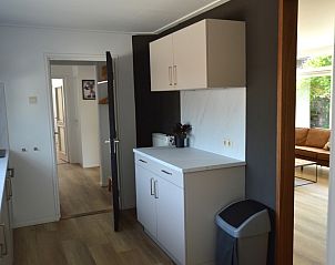 Moderne keuken in Plevierstraat 24 - Tuunwoal, De Koog, Texel, met strakke afwerking.