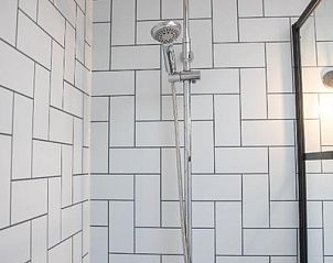 Die moderne Dusche im Apartment 2 Personen, De Koog Texel, bietet luxurisen Komfort auf den Watteninseln.