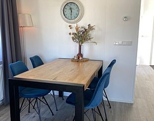 Gemtliches Wohnzimmer im Chalet Bregkoog 94, De Koog, Texel. Bequemes Sofa und stilvolle Einrichtung fr einen entspannten Aufenthalt.