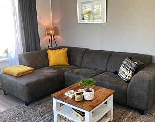 Essecke im Chalet Bregkoog 94, De Koog. Moderner Holztisch mit blauen Sthlen, ideal fr gemtliche Mahlzeiten auf Texel.