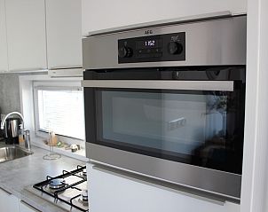 Gerumiges Wohnzimmer des Chalets Bregkoog 94 in De Koog, Texel. Bequemes Sofa und gemtliche Atmosphre zum Entspannen.