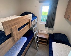 Knusse kinderkamer met stapelbed in Chalet Type 1, De Koog, Texel ideaal voor een gezinsvakantie op de Waddeneilanden.