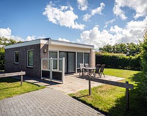 Bungalow 19A in De Koog, Texel met zonnig terras en groene tuin, ideaal vakantiehuis op de Waddeneilanden.