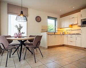 Eetkamer en keuken in Bungalow 19A, De Koog, Texel, vakantiehuis met moderne voorzieningen op de Waddeneilanden.