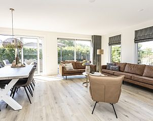 Stijlvolle binnenruimte van Villa 21 in De Koog, Texel, met ruime woonkamer en veel natuurlijk licht.