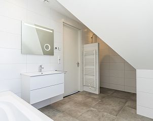 Stijlvolle badkamer in Villa 21, De Koog, Texel, voorzien van moderne faciliteiten.