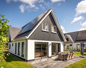 Buitenzijde van Villa 21, De Koog, Texel, met ruime tuin en zonnig terras.