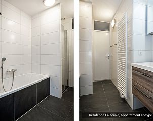Moderne badkamer met douche in Type 2 vakantiewoning, De Koog, Texel, Waddeneilanden.