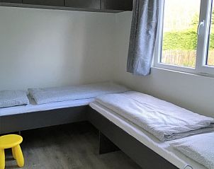 Attraktives Schlafzimmer im Chalet Elsrijk, einem Ferienhaus in De Koog, Texel, mit beruhigender Aussicht auf die grne Umgebung.