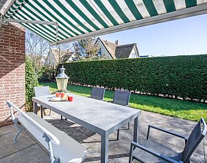 Gezellig terras met schaduw bij De Schutstal vakantiehuis in De Koog, Texel