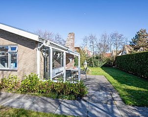 Uitgestrekte tuin bij De Schutstal vakantiehuis in De Koog, Texel