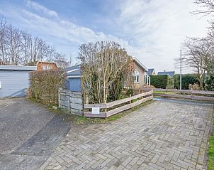 Oprit en ingang van De Schutstal vakantiehuis in De Koog, Texel