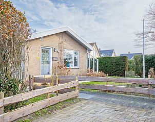 Voorgevel van De Schutstal vakantiehuis met houten hek in De Koog, Texel