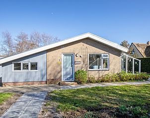 Zijaanzicht van De Schutstal vakantiehuis met tuin in De Koog, Texel