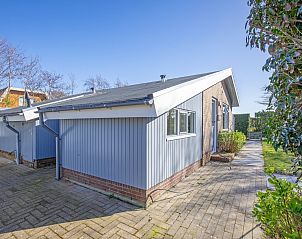 Achterzijde van De Schutstal vakantiehuis met oprit in De Koog, Texel