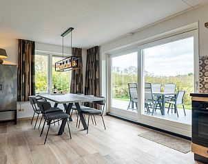 Essecke des Landhuis De Wije Blick, Ferienhaus in De Koog Texel, mit Blick auf den Garten.