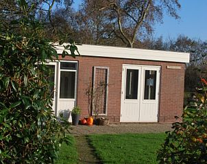 Pad naar De Koperwiek vakantiehuis in De Koog Texel omringd door groen.