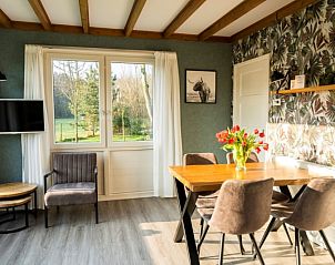 Eetgedeelte in De Koperwiek vakantiehuis De Koog Texel met houten tafel en stoelen.