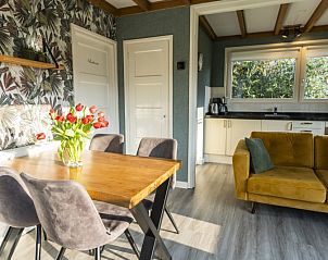 Gezellige eetruimte in De Koperwiek Texel met bloemen en stijlvolle inrichting.