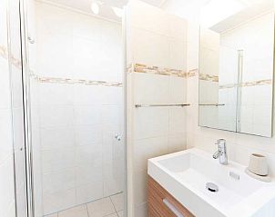 Moderne badkamer in De Koperwiek De Koog Texel met douche en wastafel.