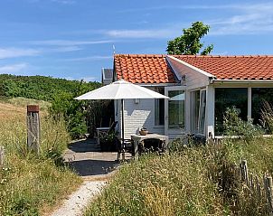Achter de Brem vakantiehuis in De Koog, Texel met zonnig terras en groene omgeving.