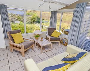 Gezellige woonkamer van Achter de Brem vakantiehuis, De Koog, Texel met uitzicht op de natuur.