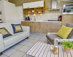 Moderne keuken in Achter de Brem vakantiehuis, De Koog, Texel met uitzicht op de tuin.